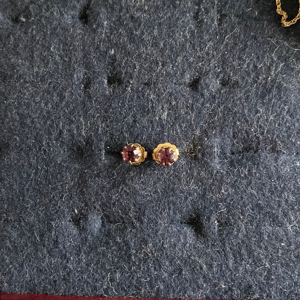 Antique 14K gold garnet stud earrings (1 pair).